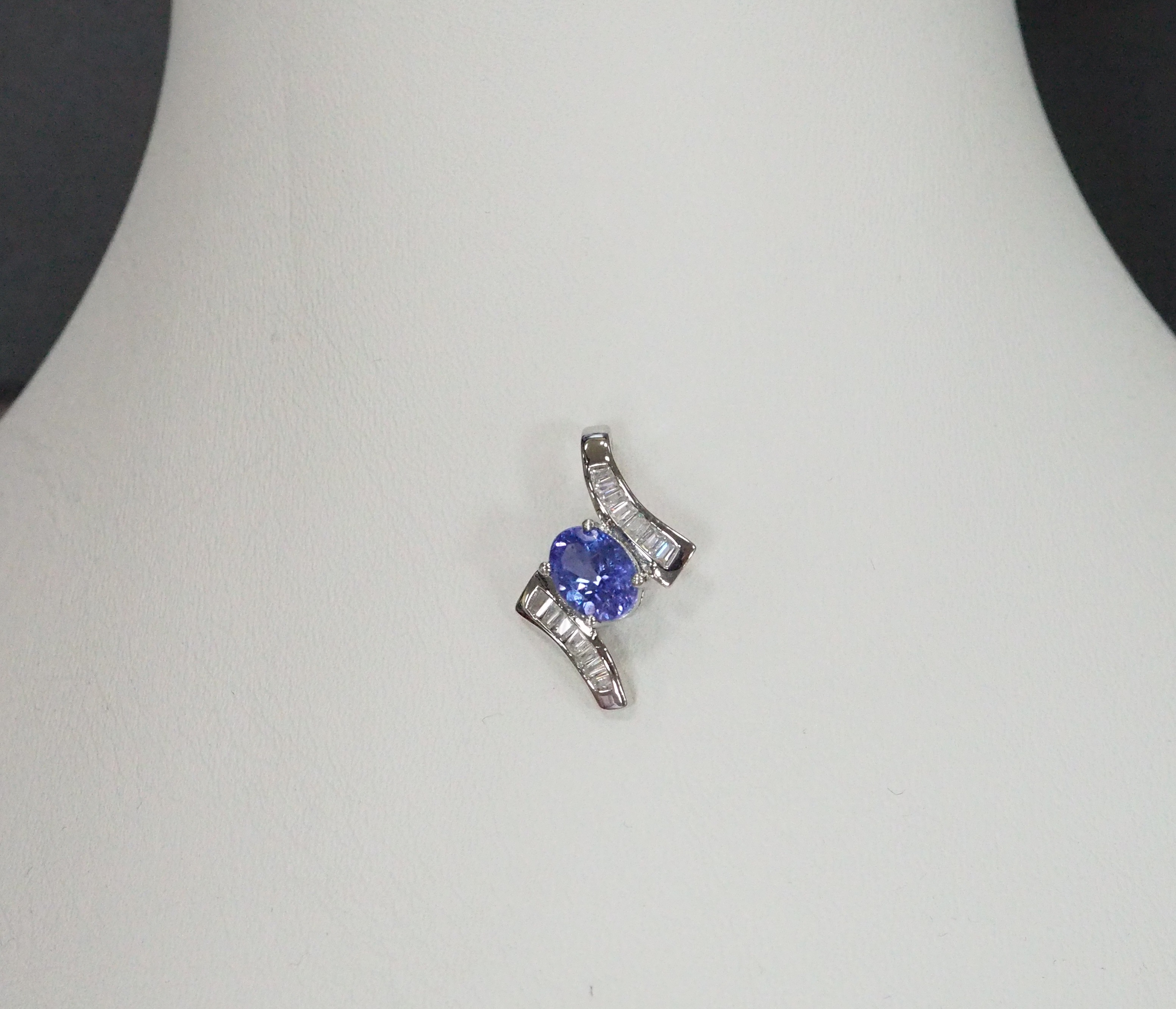 Серебряная подвеска с танзанитом